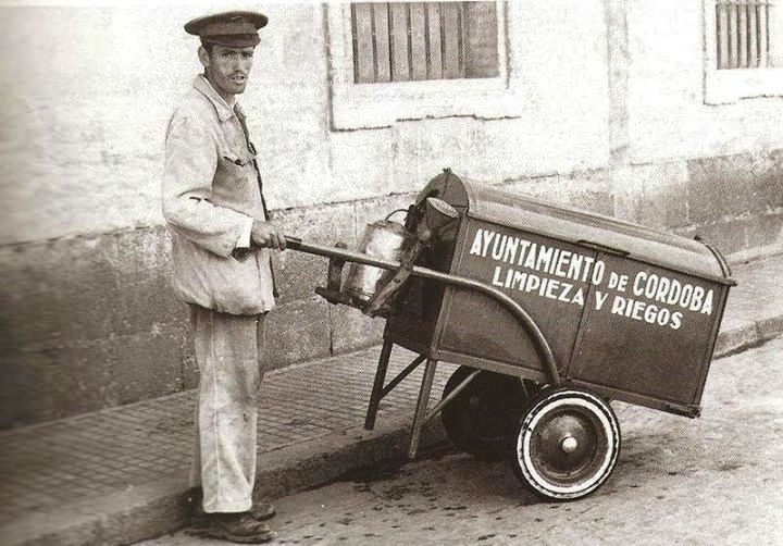 Barrendero haciendo su trabajo