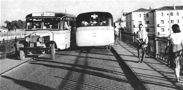 Autobús cruzando el antiguo viaducto