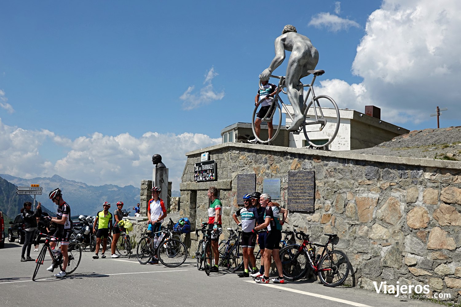 Monumento en el Puerto de Tourmalet