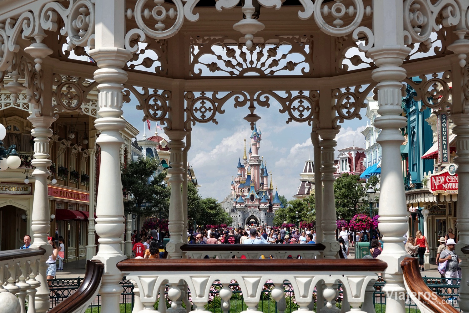 Vista del Castillo de la Bella Durmiente desde la entrada a Disneyland