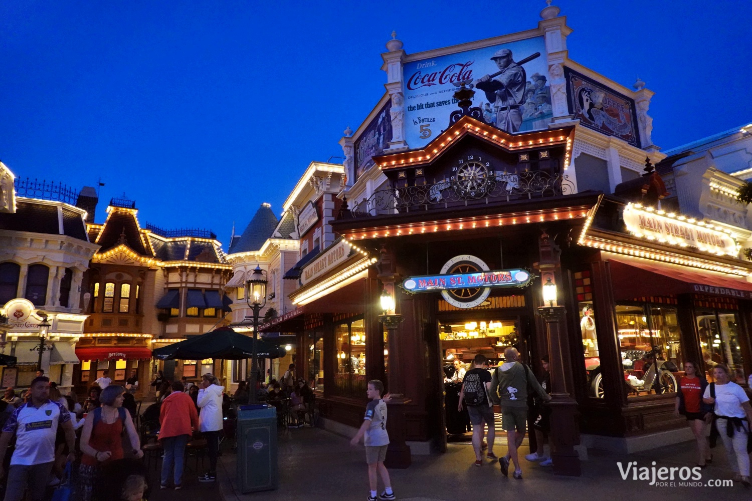 Calle principal (Main Street) en Disneyland París al anochecer