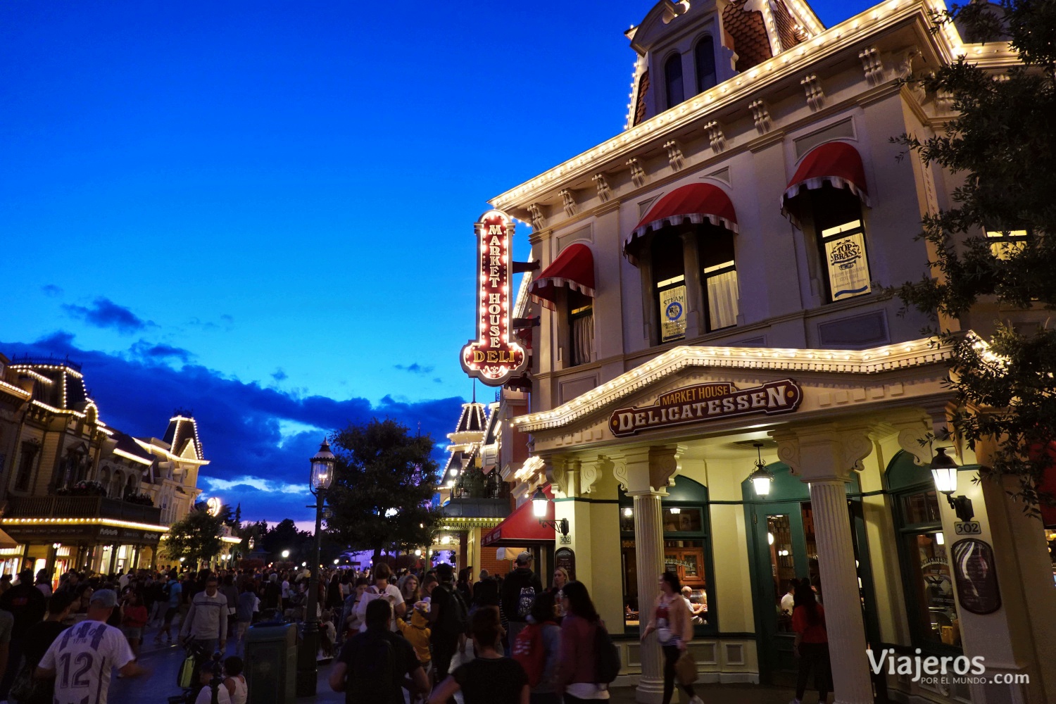 Calle principal (Main Street) en Disneyland París al anochecer