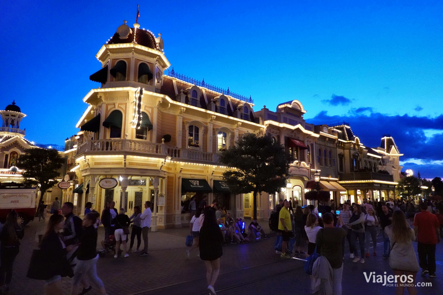 Calle principal (Main Street) en Disneyland París al anochecer