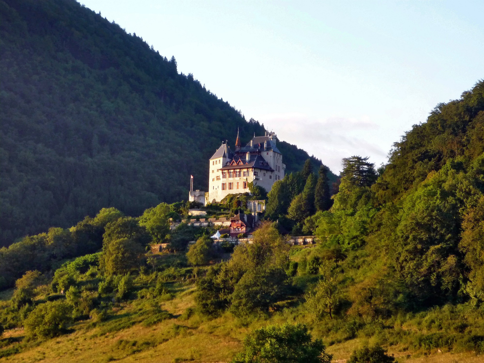 que-ver-en-annecy-castillo-menthon-saint-bernard