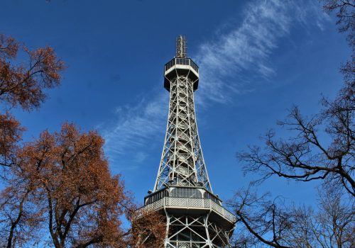 Torre de Petrín, un mirador exuberante